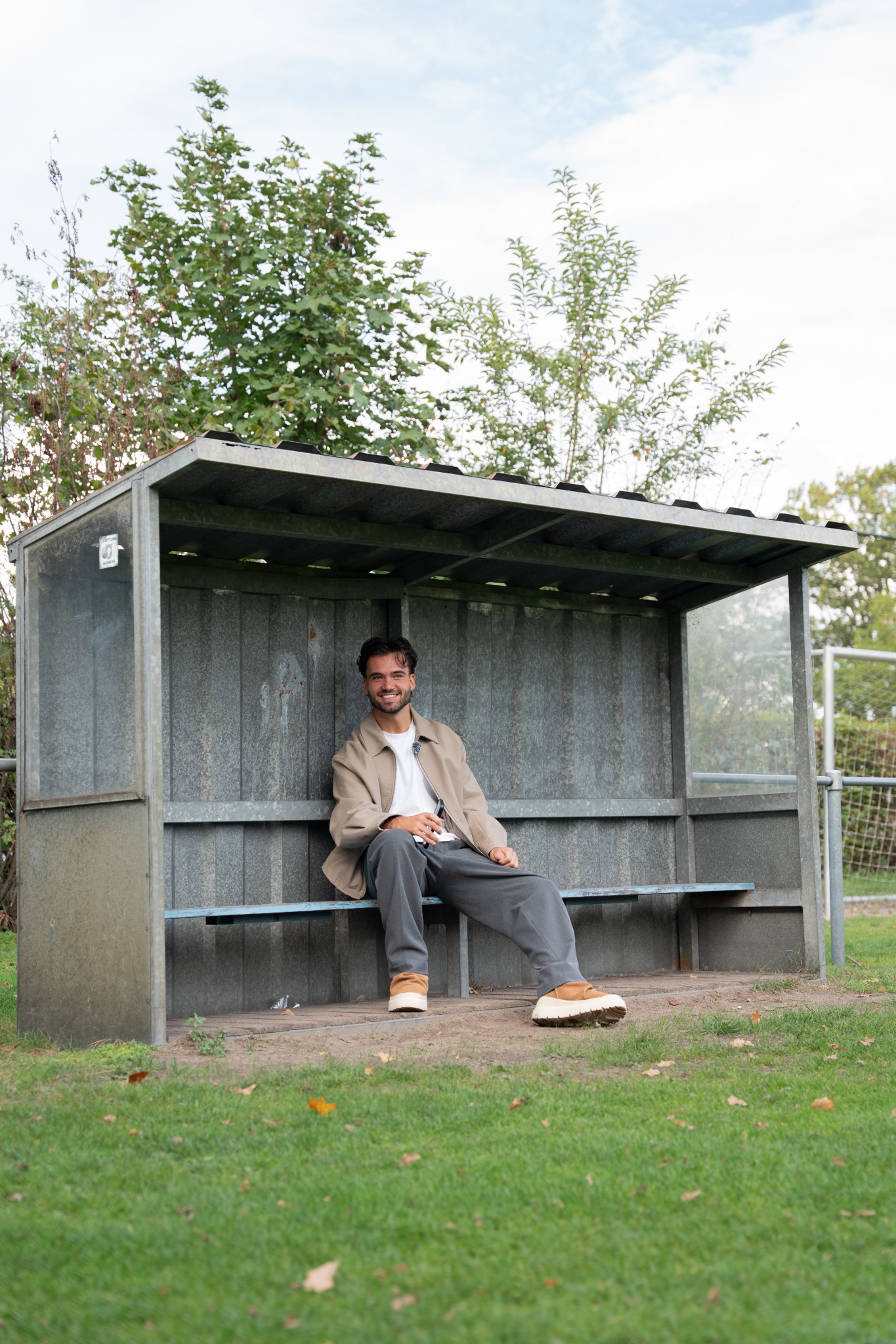Mink Peeters bij een voetbaldug-out
